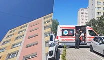 Nešťastie v Poltári. Z okna bytovky na 8. poschodí vypadlo 14-ročné dievča, v kritickom stave ju previezli do nemocnice