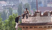 Polonahý cudzinec hadzál v Prahe na ľudí z veže tehly. Vydržal 15 hodín