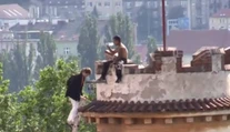 Polonahý cudzinec hadzál v Prahe na ľudí z veže tehly. Vydržal 15 hodín