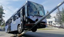 Kuriózna nehoda: Chceli odtiahnuť autobus, zničili s ním stĺp verejného osvetlenia