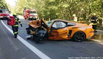 Pri Špindlerovom mlyne sa pretekali športiaky. Mustang v protismere napálil do Škody, jej vodič zomrel