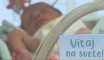 Raritné prírastky vo Zvolene a Košiciach. V jednej nemocnici prišli na svet tri páry dvojčiat, v druhej vzácne trojčatá