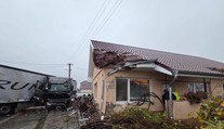 FOTO: Šok v tichej obci na juhu Slovenska. Rodinný dom zdemoloval kamión