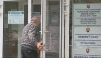 Za vybavovaním dokladov budú cestovať do okolitých miest. Klientske centrum vo Veľkých Kapušanoch má skončiť