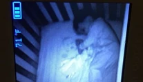 Matku vystrašil výjav v postieľke vedľa jej syna. Keď zistila, o čo ide, musela sa smiať