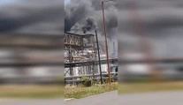 VIDEO: Exkluzívne zábery priamo z areálu Slovnaftu. Vidno hustý dym aj trosky po explózii