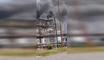 VIDEO: Exkluzívne zábery priamo z areálu Slovnaftu. Vidno hustý dym aj trosky po explózii