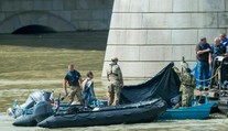 K potopenému vraku v Budapešti sa plaví najväčší žeriav strednej Európy
