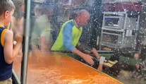 VIDEO: Detská oslava sa nečakane zvrtla. Krokodíl sa zahryzol ošetrovateľke do ruky pred zrakmi detí