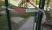 Nehoda na detskom ihrisku pod Tatrami. Dievčatko išlo z hojdačky rovno na operáciu