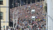Tisíce ľudí v uliciach Budapešti. Pride nezastavil súdny zákaz ani hrozby pokút