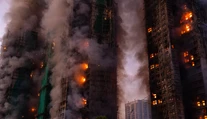 FOTO: Tragická bilancia požiaru bytového komplexu v Hongkongu stúpa. Zahynulo najmenej 65 ľudí. Ďalších 70 je zranených