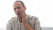 Krv pri čistení zubov netreba podceňovať. Môže signalizovať vážnejší problém