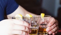 Lekár varuje pred nebezpečným letným mixom. U mladých môže viesť až ku kolapsu