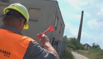 Výnimočný úkaz v Košeci. Takmer 500-ročný komín zletel za pár sekúnd