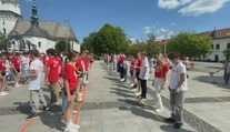 Štvorylka rozhýbala námestia. V uliciach slovenských aj iných európskych miest tancujú tisíce ľudí