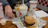Gastrošialenstvo v Prahe. Otvorili prvú pobočku amerického fastfoodu, niektorí prišli hodiny vopred