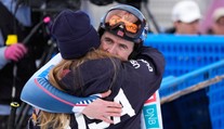 VIDEO: Návrat Kildeho emotívne prežívala aj Mikaela Shiffrinová. V cieli sa neubránila dojatiu