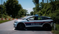 Vážna nehoda v Tirolsku: Slovák zrazil chodca, auto skončilo v betónovej bariére. Obidvaja utrpeli ťažké zranenia