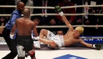 Mayweather zarobil milióny za necelé tri minúty: Súper sa rozplakal, jeho roh hodil uterák
