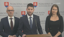 Ficovej vláde budeme pod kolená hádzať všetky polená, vyhlásil Šimečka. Opozícia zvoláva ľudí na protest