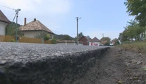 Je taká úzka, že autá si navzájom odrážajú spätné zrkadlá. Cestu na juhu Slovenska konečne opravujú