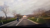 VIDEO: Riskantný manéver na východe Slovenska. Motorkár predbiehal cez plnú čiaru