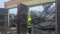 Mimoriadna tragédia deň pred Vianocami. Traja muži zomreli po páde strechy na východe Slovenska (FOTO)