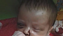 Matka zbila mesačného chlapca a odišla na rande. Suseda pri pohľade na neho omdlela