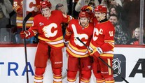 VIDEO: Samuel Honzek spečatil triumf Calgary druhým gólom v kariére. San Jose prišlo o sériu výhier