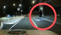 VIDEO: 16-ročný kolobežkár unikal polícii 100 km/h. Zastavil ho až náraz do kamióna