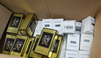 Zdá sa vám váš parfum akýsi slabý? Colníci zadržali v sklade v Bratislave tisícky falzifikátov