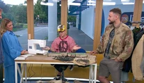 Upcyklovaná móda dáva materiálom druhý život. Dvojica tvorcov šije originálne bundy z kávových vriec