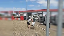 VIDEO: Ruské čerpacie stanice sa menia na gladiátorské arény. Ľudia sa bijú a hádajú, Putin má problém
