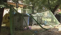 Opitý smetiar si splnil sen. Riadil smetiarske auto a popritom demoloval okolie