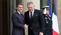 Fico hovoril s Macronom aj o zbrojárskom priemysle. Minister Kaliňák bude mať veľa práce