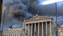 Rakúsky parlament v plameňoch. Evakuovali budovu a oheň uhasili
