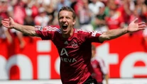 Pred zápasmi jedol klobásy a kraľoval Bundeslige, do veľkoklubu ho nepustili. Fantóm je v Nemecku ako boh