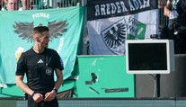 VIDEO: Kuriozita počas zápasu v Nemecku. Fanúšik vyjadril svoj nesúhlas s verdiktom neštandardným spôsobom