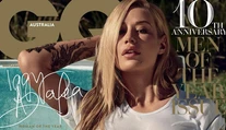 Povedali by ste, že toto sú silikóny? Iggy ako miss mokré tričko