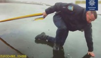VIDEO: Dramatická záchrana na Ukrajine. Pod ľuďmi sa zlomil ľad, ratovali ich policajti