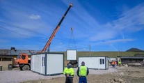 Rodiny zasiahnuté požiarom vo Veľkom Šariši umiestnia do nových unimobuniek. Sťahovať sa však chcú aj ďalší