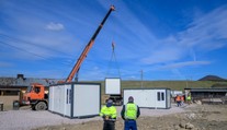 Rodiny zasiahnuté požiarom vo Veľkom Šariši umiestnia do nových unimobuniek. Sťahovať sa však chcú aj ďalší