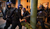 Premiér odsúdil nepokoje v Bristole. Protest prerástol do násilia, polícia zatkla 10 ľudí
