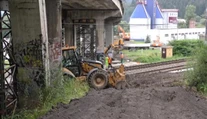 Zbúrajú starý, nový most postavia až o rok. Vodiči si musia zvykať na obchádzky medzi Kysucami a Žilinou