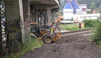 Zbúrajú starý, nový most postavia až o rok. Vodiči si musia zvykať na obchádzky medzi Kysucami a Žilinou