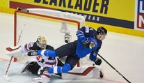 Prvý gól šampionátu sa musel páčiť. Fínsky talent Kaapo Kakko si vychutnal brankára Kanady