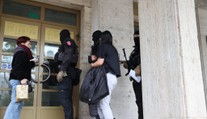 Sudca prepustil matku, ktorej novorodenca našli mŕtveho v práčke, na slobodu