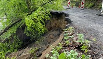 Po silnom daždi voda odtrhla časť cesty. Ľudia z okresu Poltár stratili spojenie s Horehroním