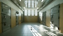 Hrôza pri slovenských hraniciach. Maloletého spoluväzňa mali štyria mladíci priviazať k posteli a znásilniť